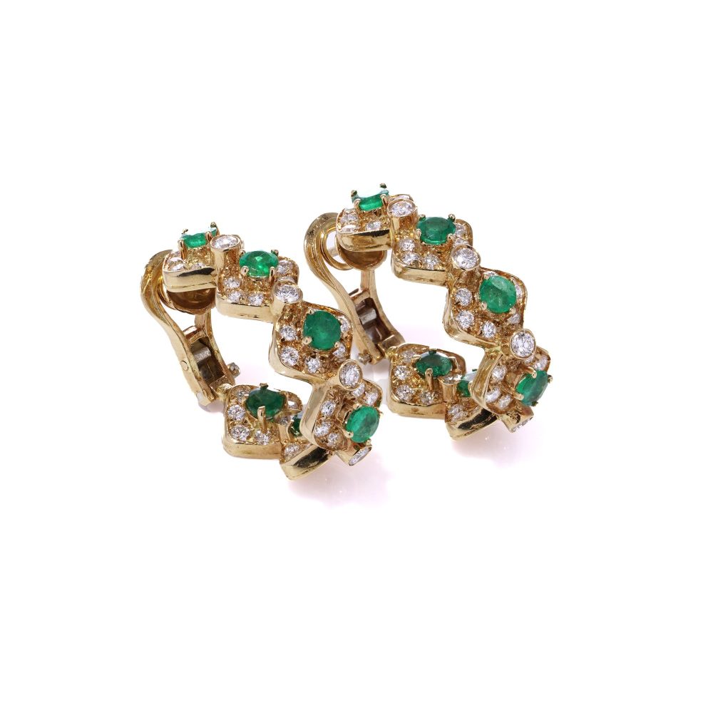 Emerald and diamond earrings in yellow gold.