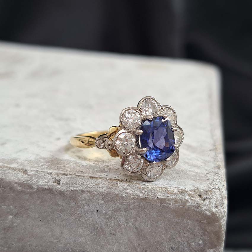 Oval sapphire and diamond cluster ring, 1.95 carats, Yellow Gold