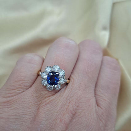 Oval sapphire and diamond cluster ring, 1.95 carats, Yellow Gold