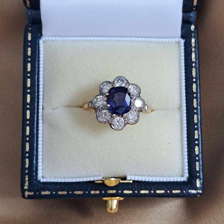 Oval sapphire and diamond cluster ring, 1.95 carats, Yellow Gold