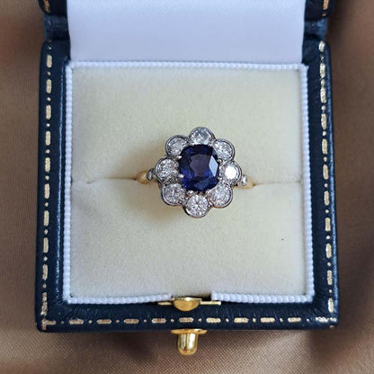 Oval sapphire and diamond cluster ring, 1.95 carats, Yellow Gold