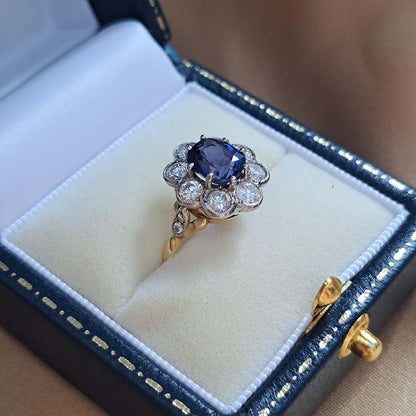 Oval sapphire and diamond cluster ring, 1.95 carats, Yellow Gold