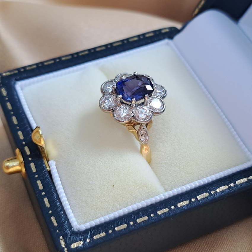 Oval sapphire and diamond cluster ring, 1.95 carats, Yellow Gold