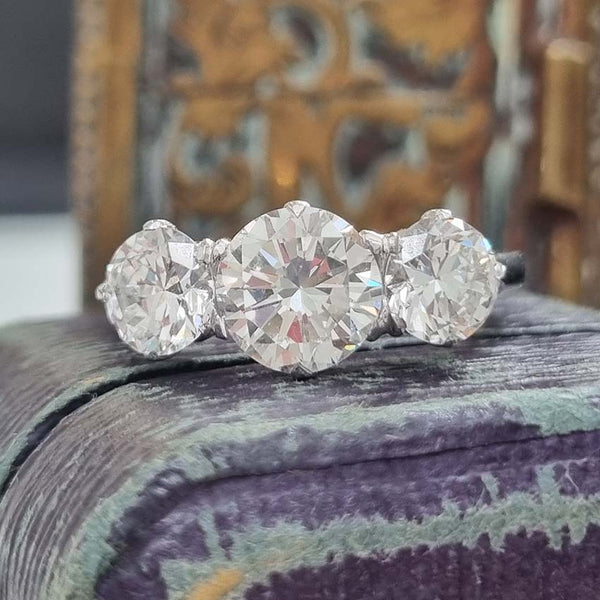 Diamond Three Stone Engagement Ring in Platinum, 2.35 carat total, central certified 1.15ct diamond flanked by 0.60cts diamonds
