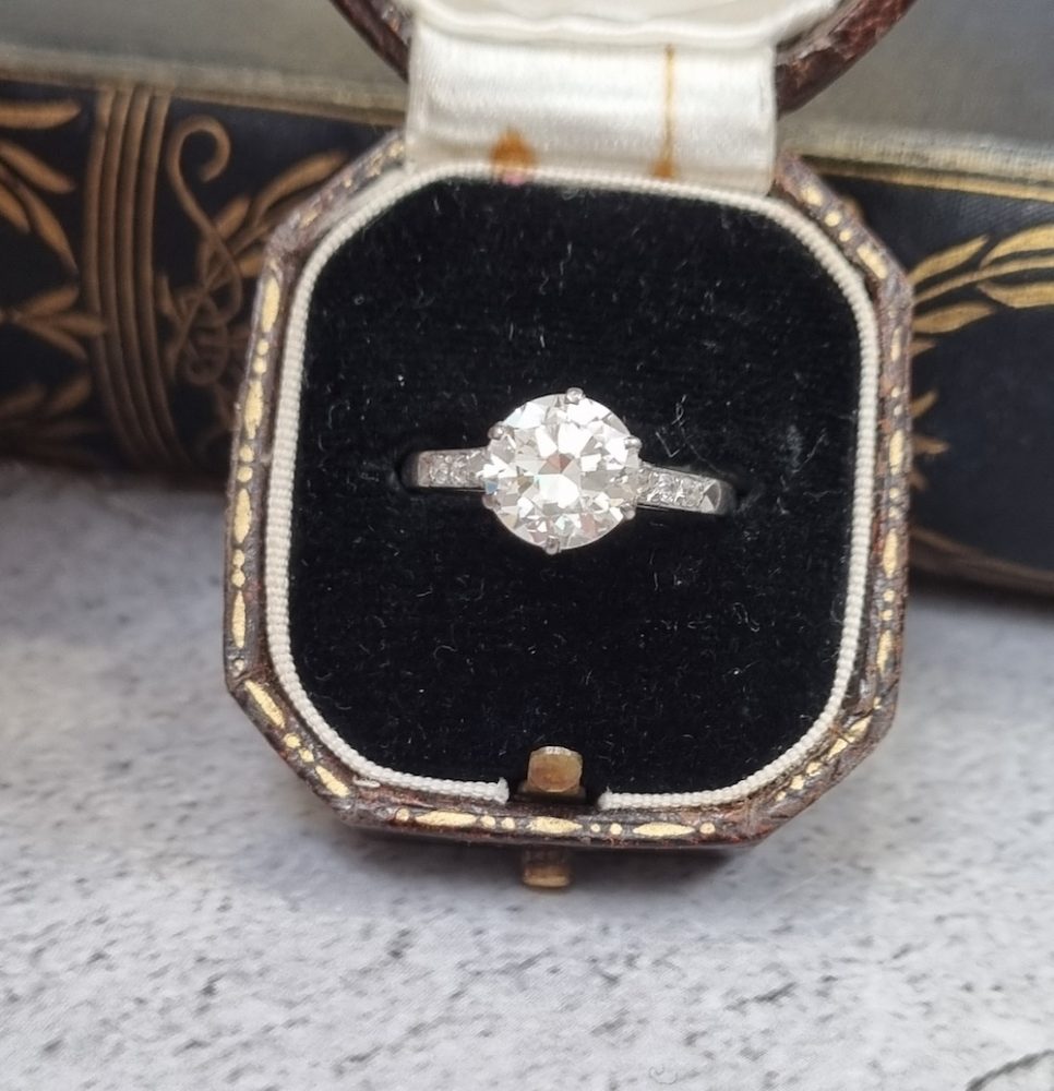 Vintage diamond Engagement ring, old cut 2 carat 2.50 cts diamond shoulders