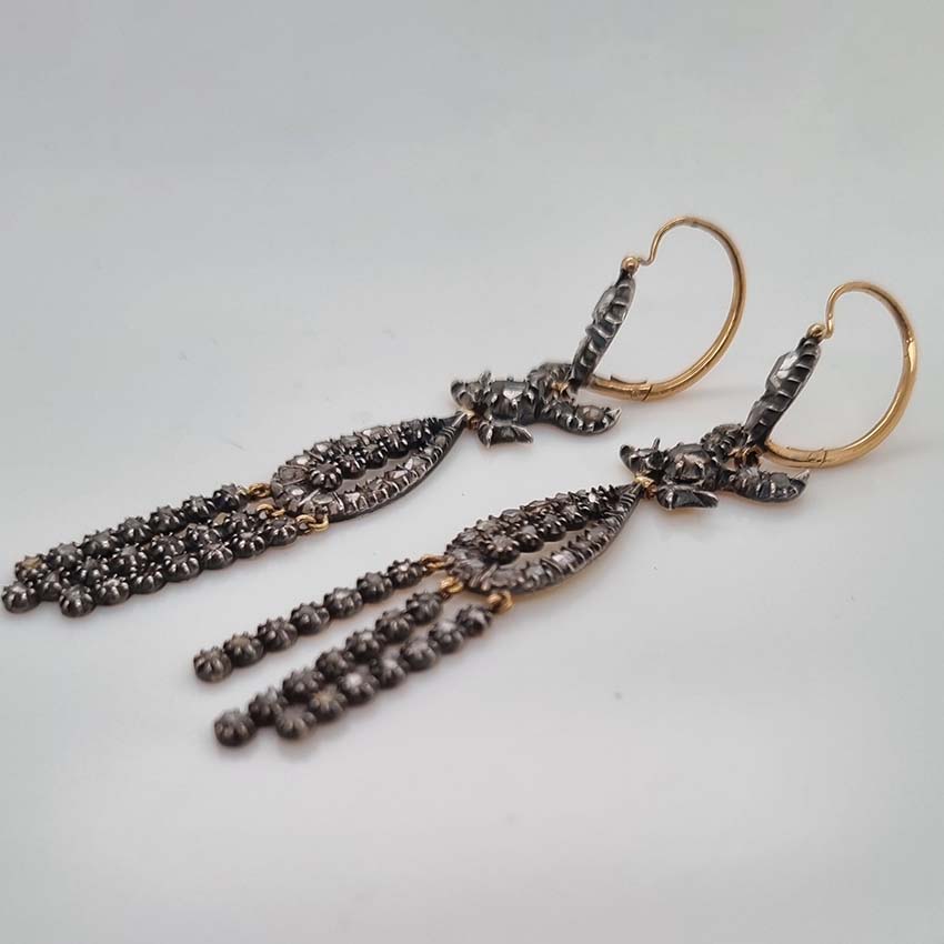 Antique Regency Diamond Chandelier Drop Earrings, scrolled tops pear teardrop-shaped clusters fringe drops silver-upon-gold. Early 19th century 1810/1820