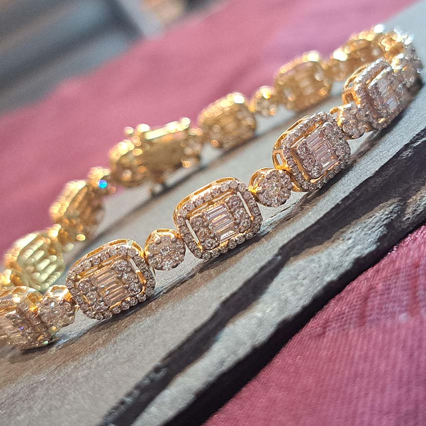 Baguette and Brilliant Diamond Cluster Link Bracelet, 5.50 carat total