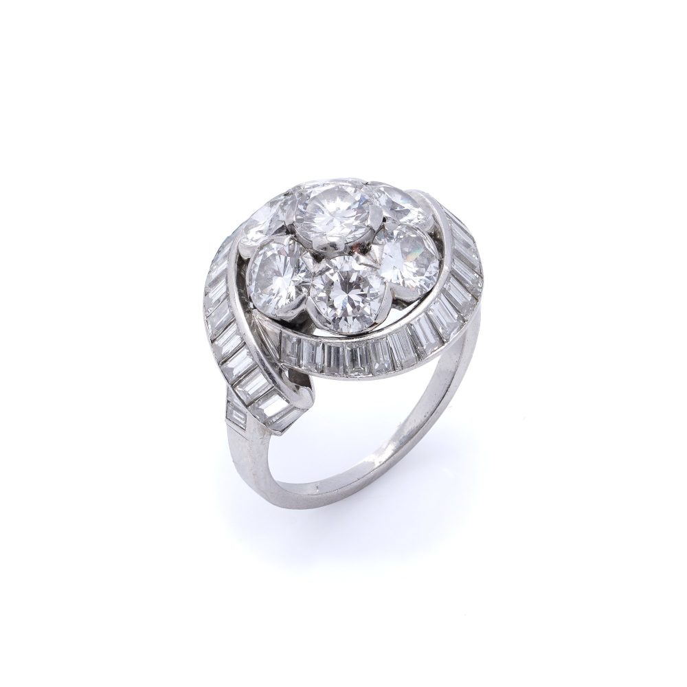 Vintage Van Cleef Arpels Platinum Ring With 4.2 Carats Of Diamonds