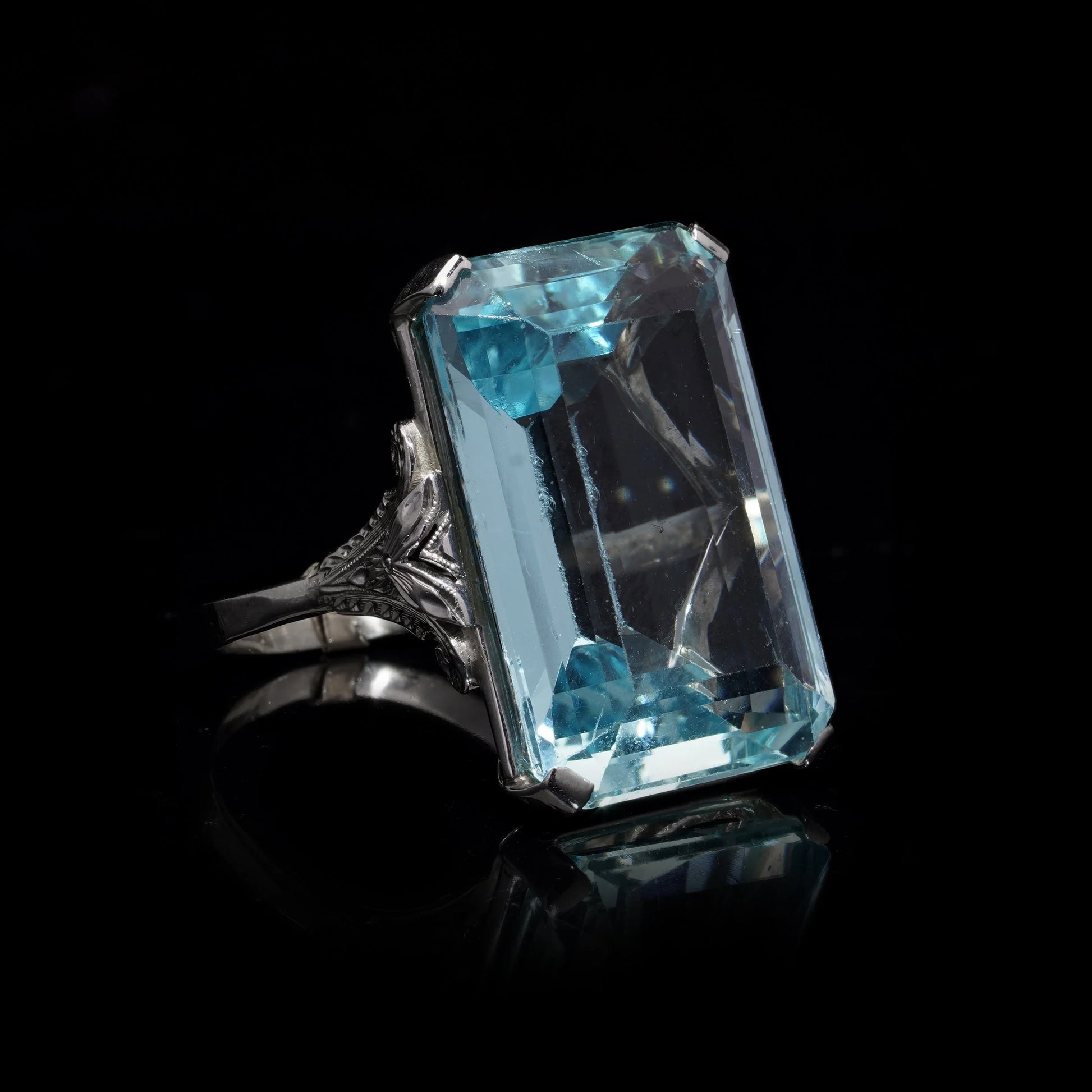 Vintage 18kt Gold Ring with Natural Aquamarine