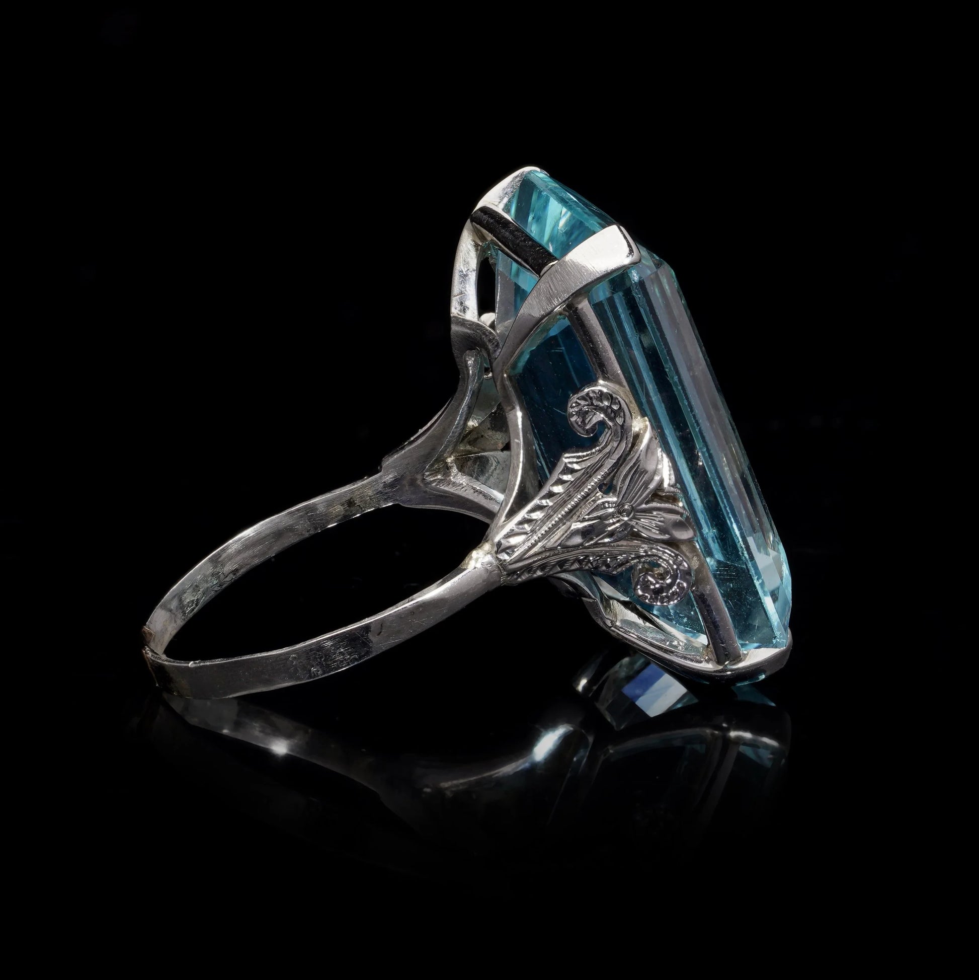 Vintage 18kt Gold Ring with Natural Aquamarine