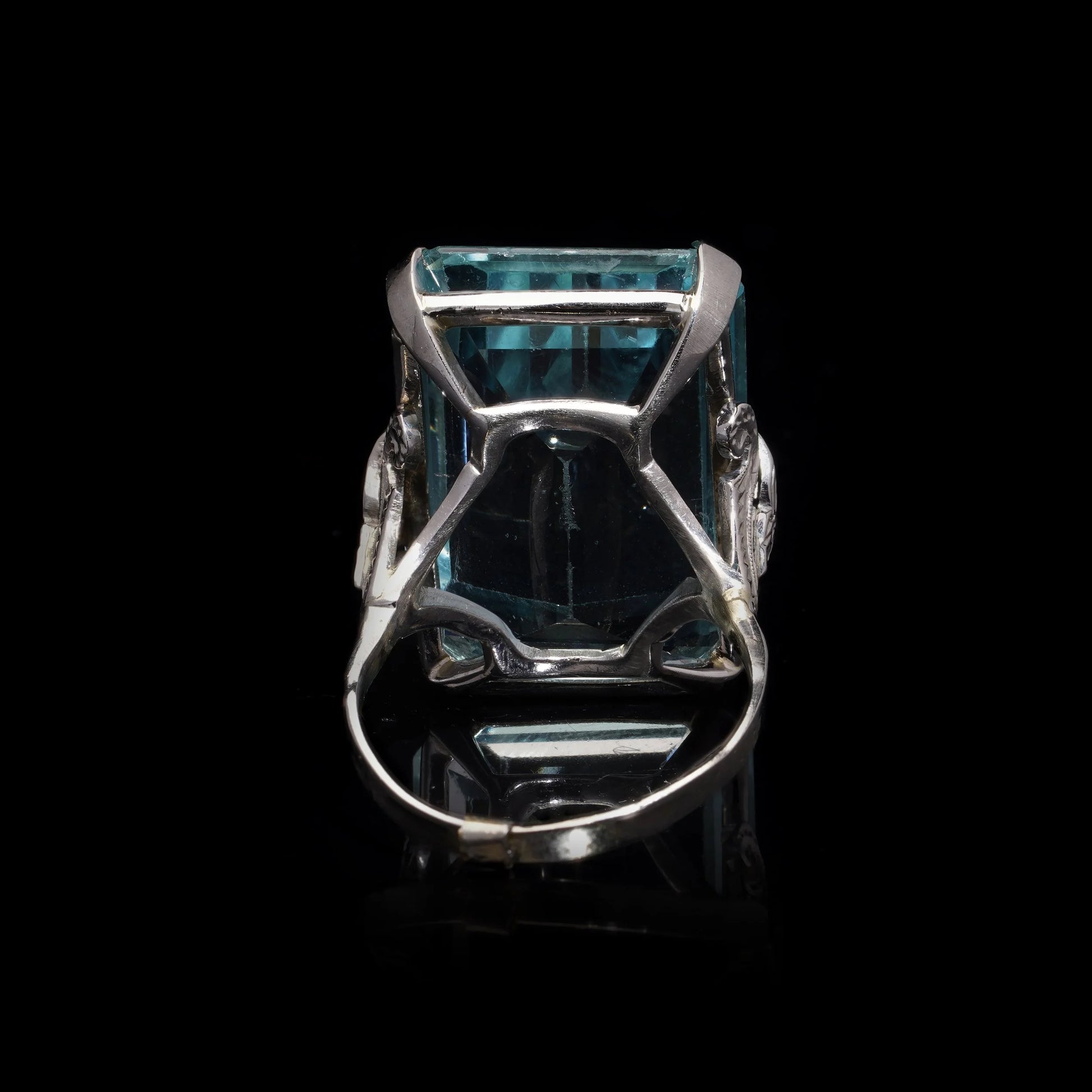 Vintage 18kt Gold Ring with Natural Aquamarine