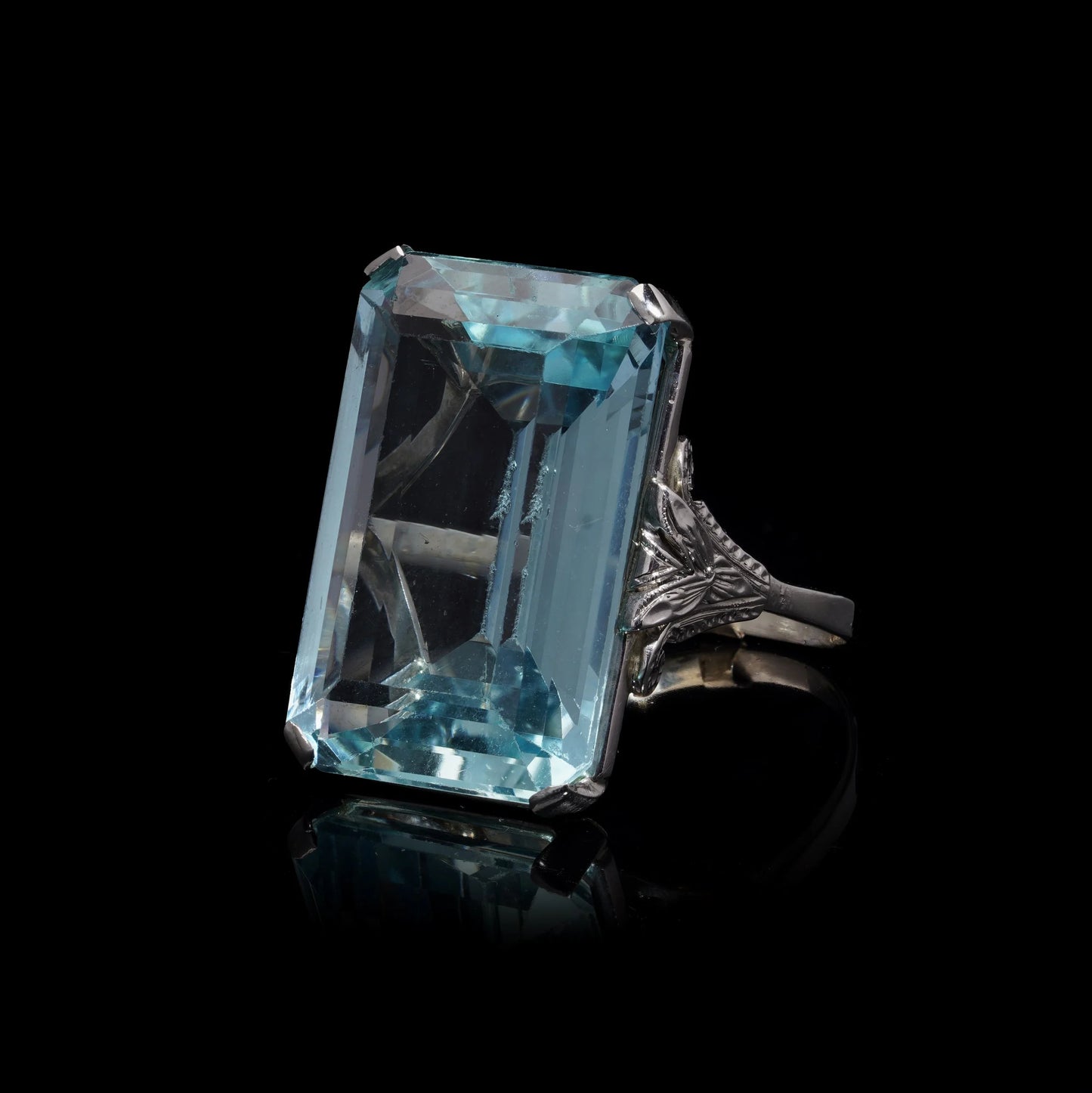 Vintage 18kt Gold Ring with Natural Aquamarine