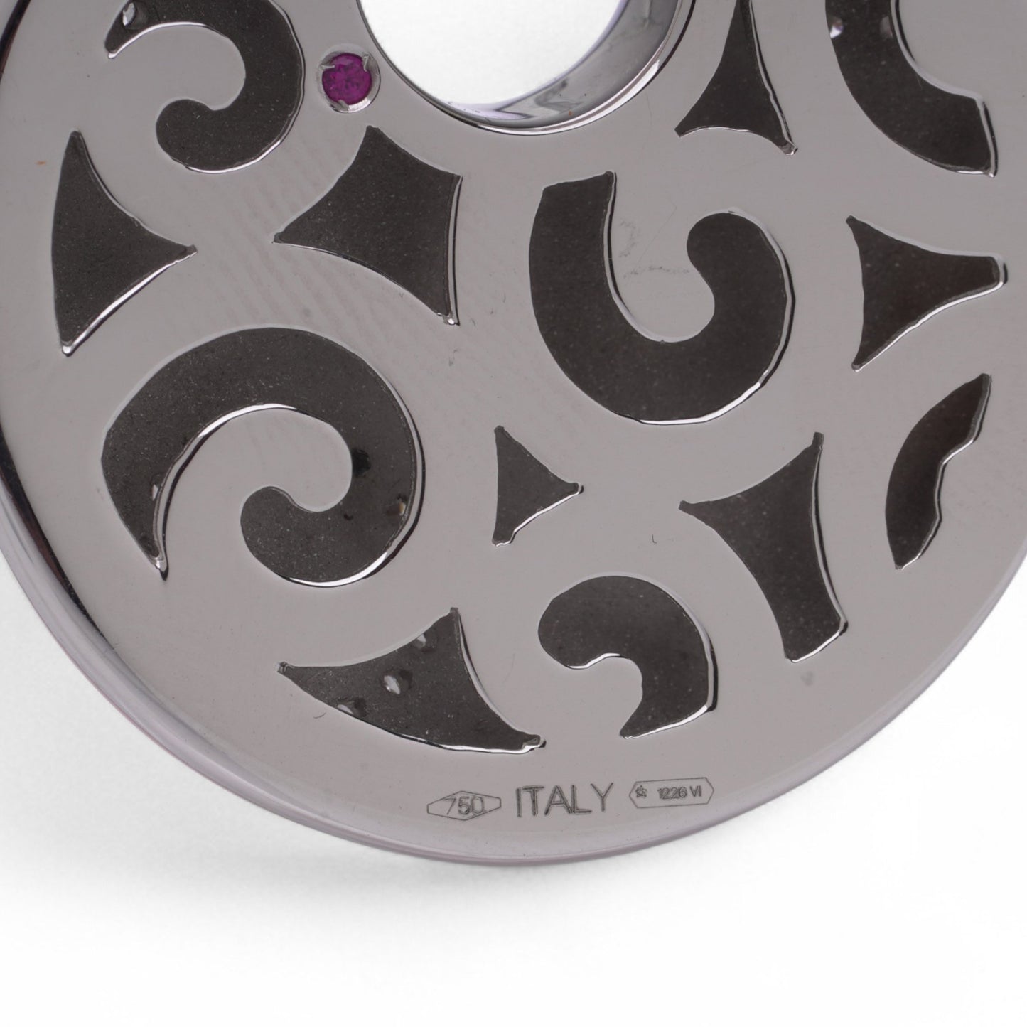 Close-up of a white gold pendant stamped 750 ITALY