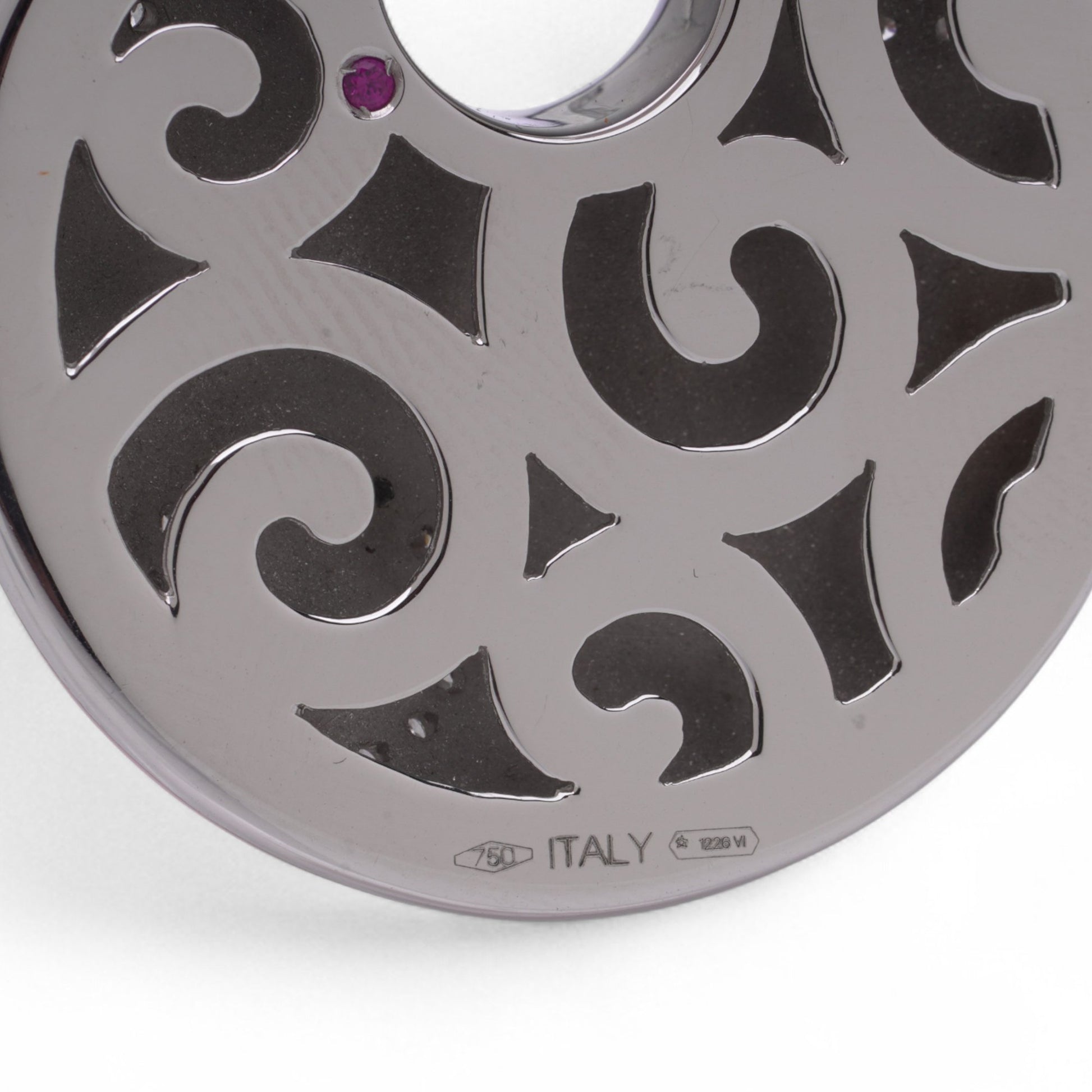 Close-up of a white gold pendant stamped 750 ITALY