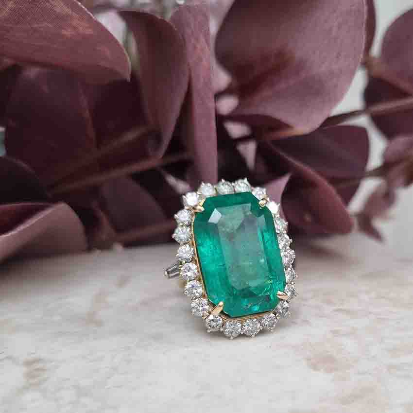 Vintage Colombian Emerald and Diamond Cluster Ring, 21.00 carats