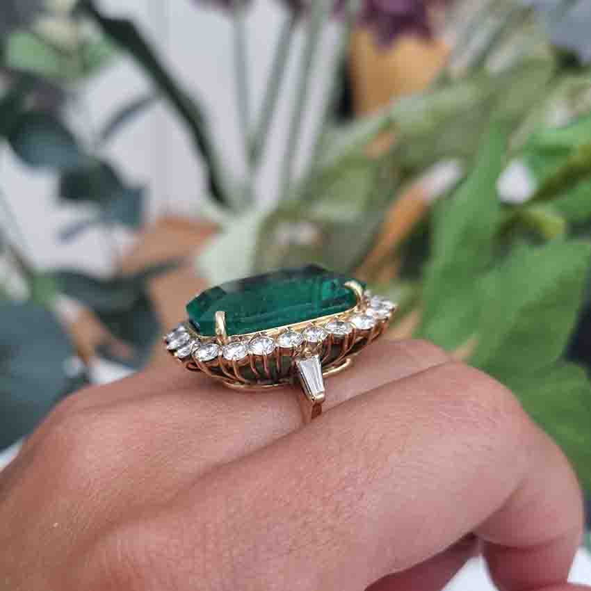 Vintage Colombian Emerald and Diamond Cluster Ring, 21.00 carats