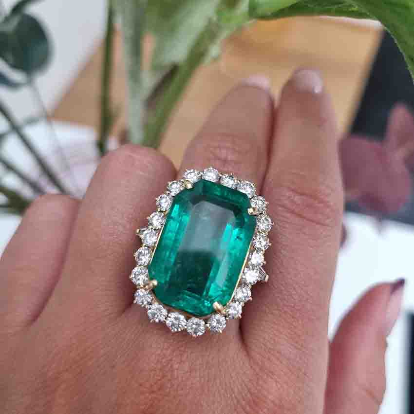 Vintage Colombian Emerald and Diamond Cluster Ring, 21.00 carats