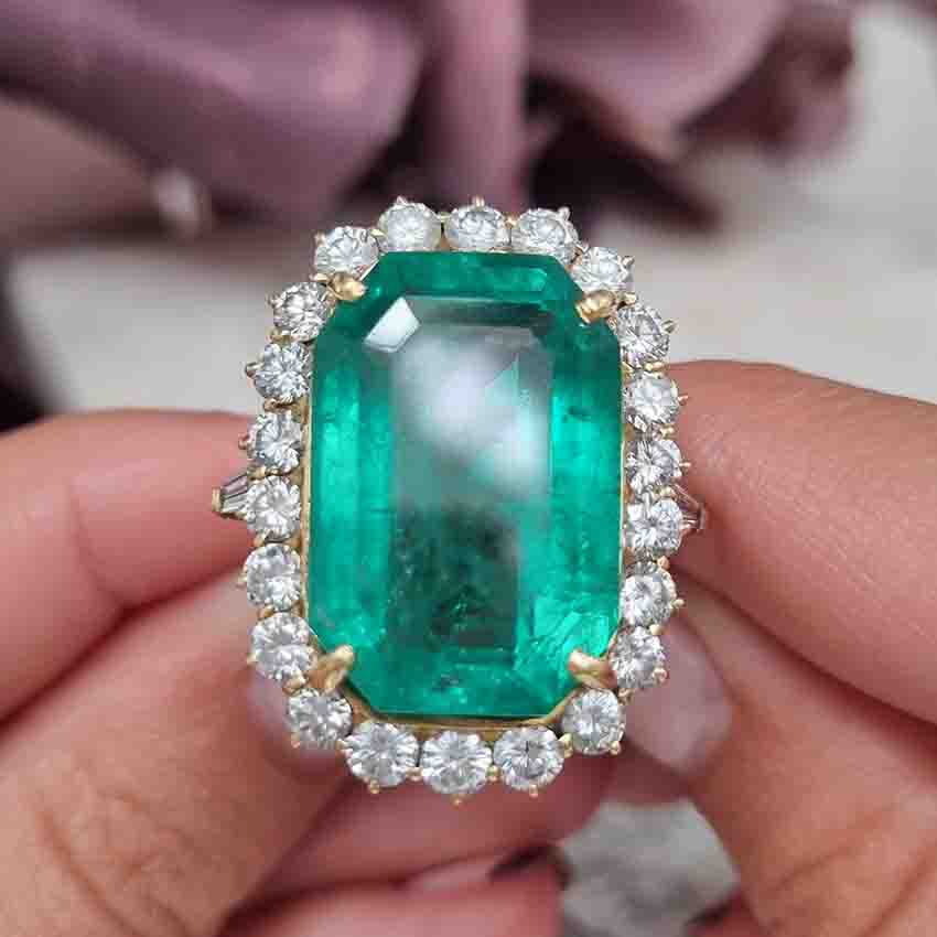 Vintage Colombian Emerald and Diamond Cluster Ring, 21.00 carats