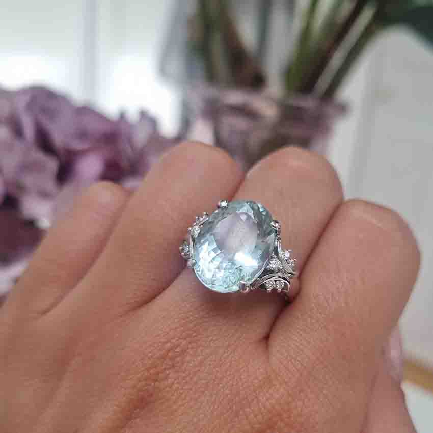 8.58ct Oval Aquamarine Solitaire Ring with Diamond Shoulders