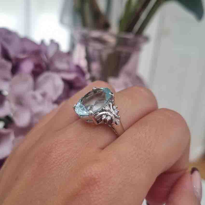 8.58ct Oval Aquamarine Solitaire Ring with Diamond Shoulders