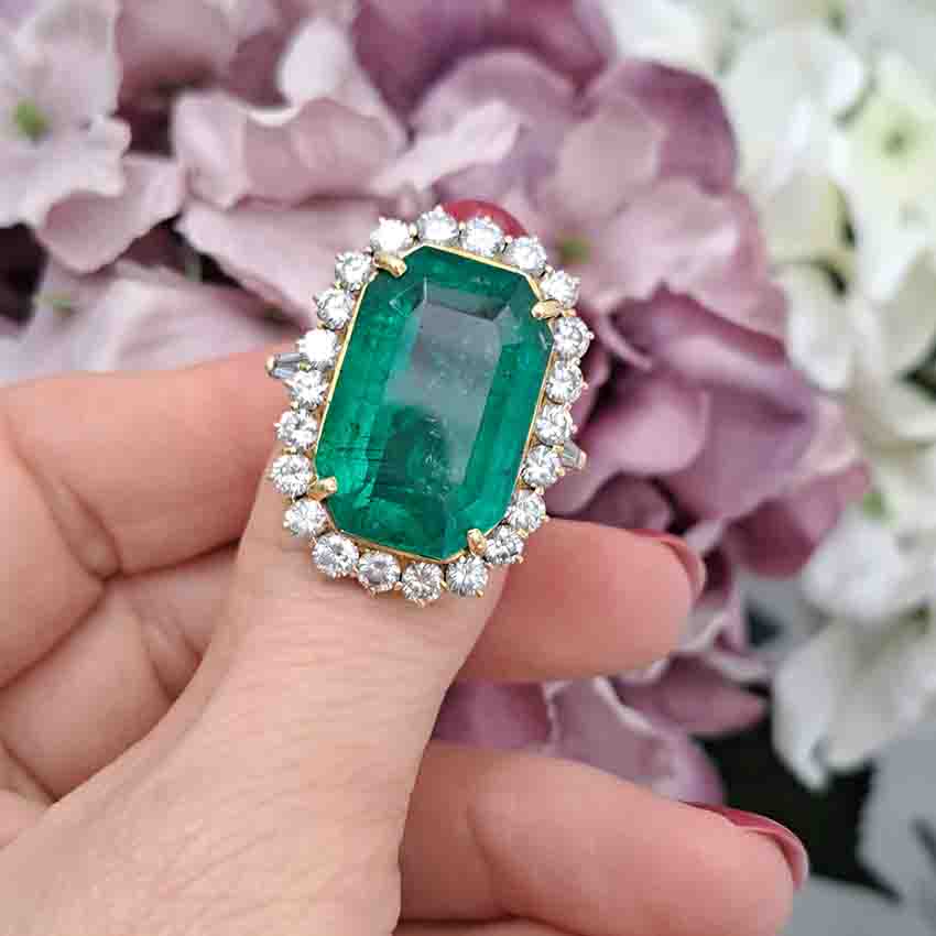 Vintage Colombian Emerald and Diamond Cluster Ring, 21.00 carats