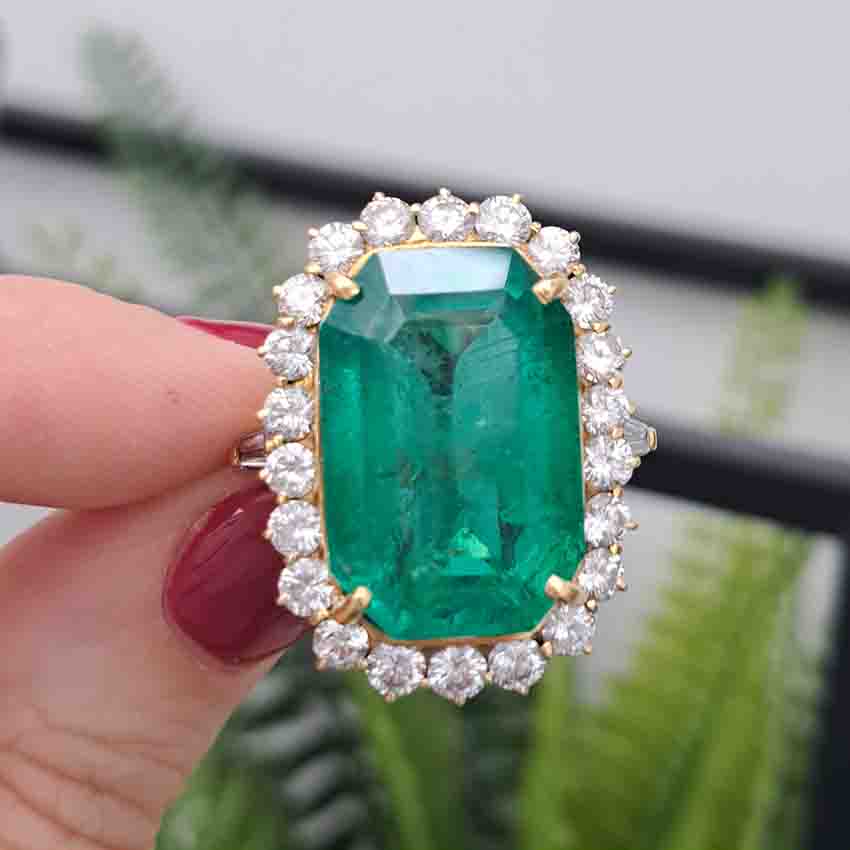 Vintage Colombian Emerald and Diamond Cluster Ring, 21.00 carats