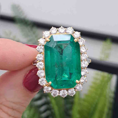 Vintage Colombian Emerald and Diamond Cluster Ring, 21.00 carats