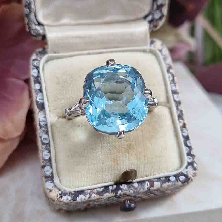 Vintage 15cts Aquamarine Solitaire Ring with Baguette Diamonds