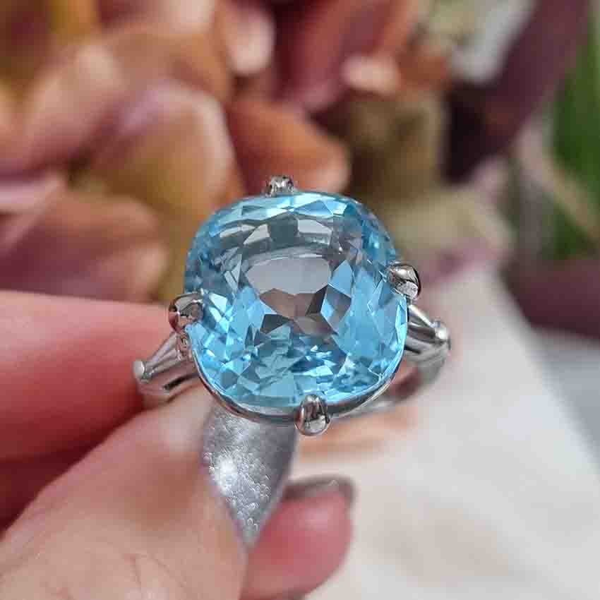 Vintage 15cts Aquamarine Solitaire Ring with Baguette Diamonds