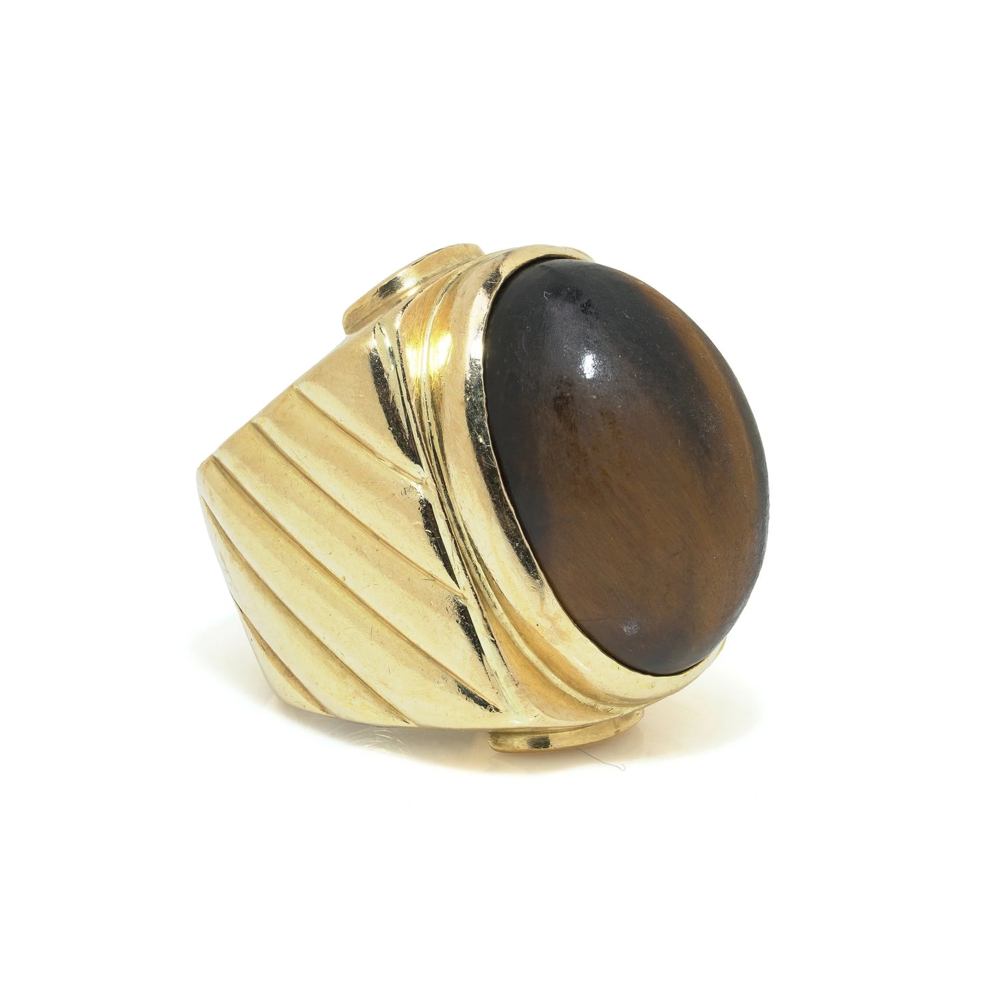 A yellow gold ring with an oval cabochon cut tiger's eye