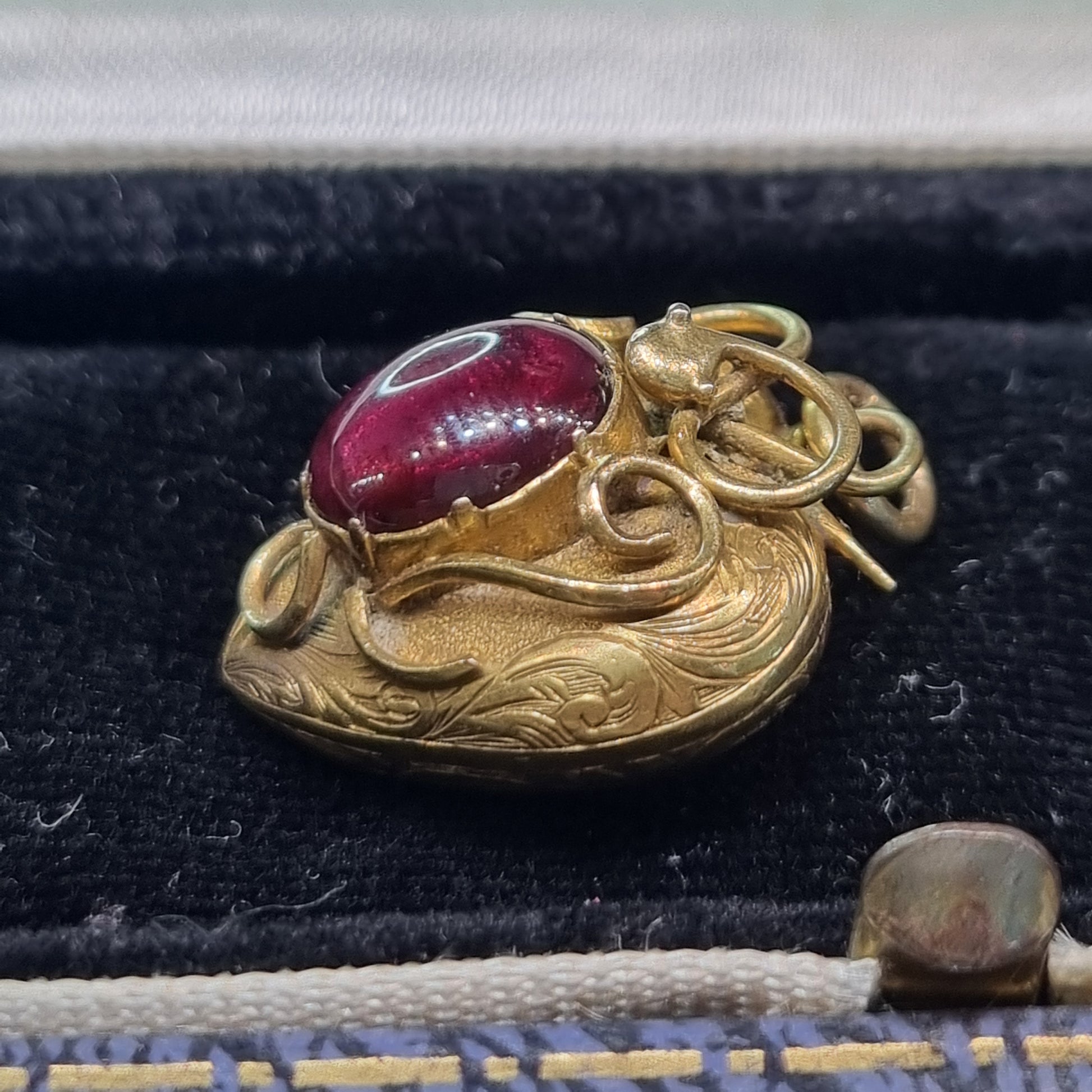 Victorian Antique Cabochon Garnet Heart Pendant in 15ct Gold