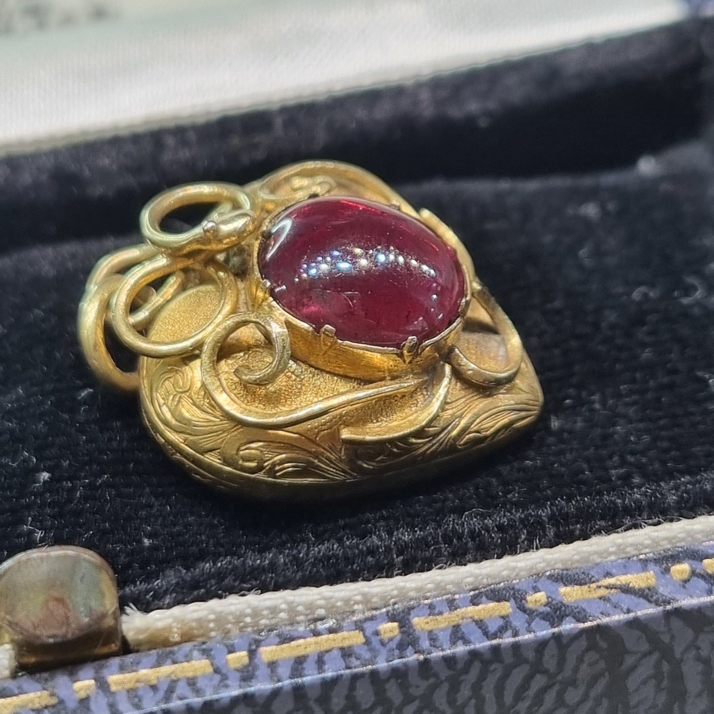 Victorian Antique Cabochon Garnet Heart Pendant in 15ct Gold