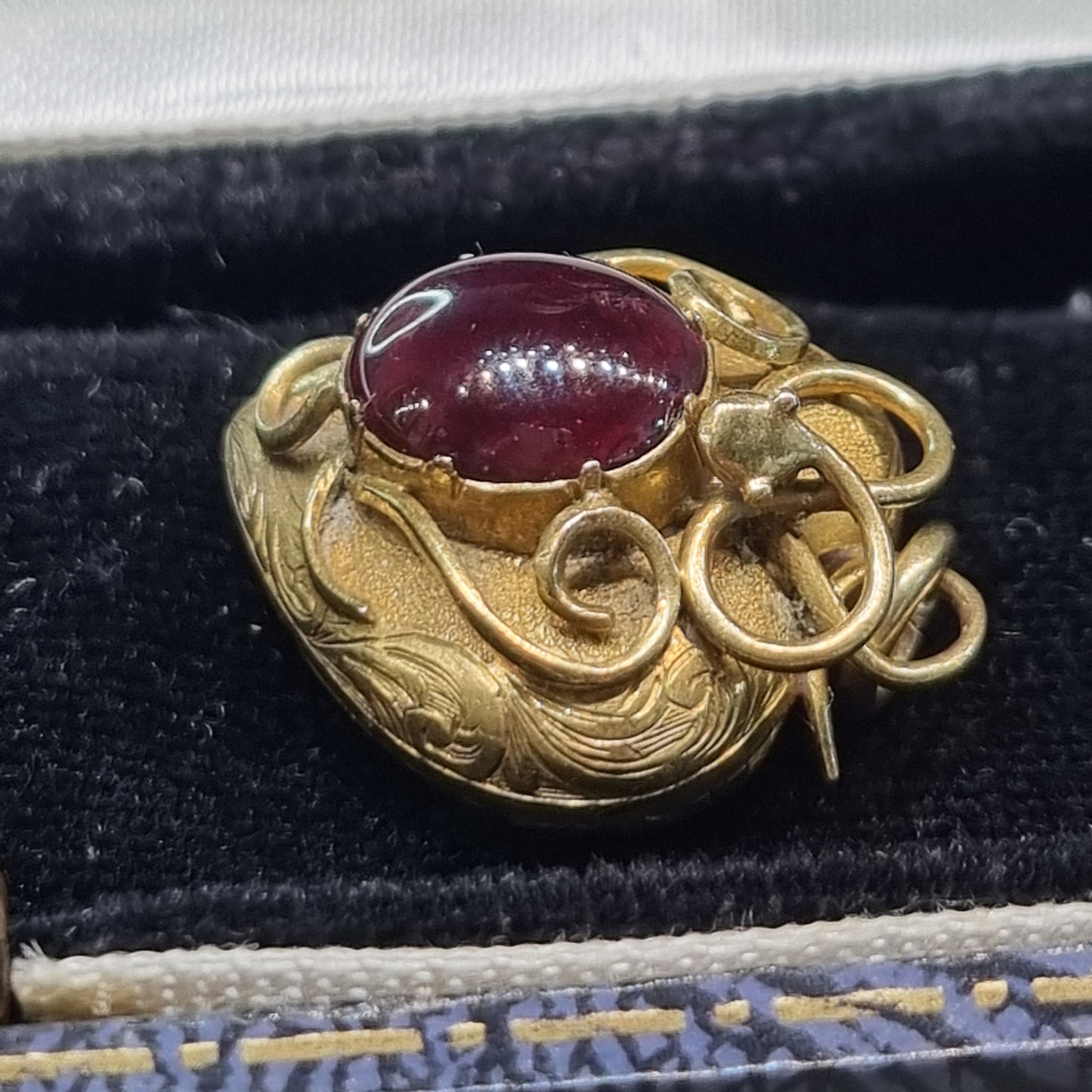 Victorian Antique Cabochon Garnet Heart Pendant in 15ct Gold