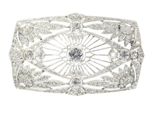 Vintage Art Deco diamond brooch set with 5.33cts, Platinum
