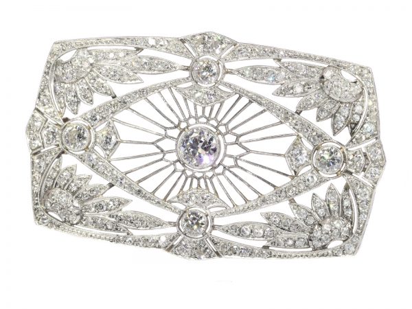 Vintage Art Deco diamond brooch set with 5.33cts, Platinum