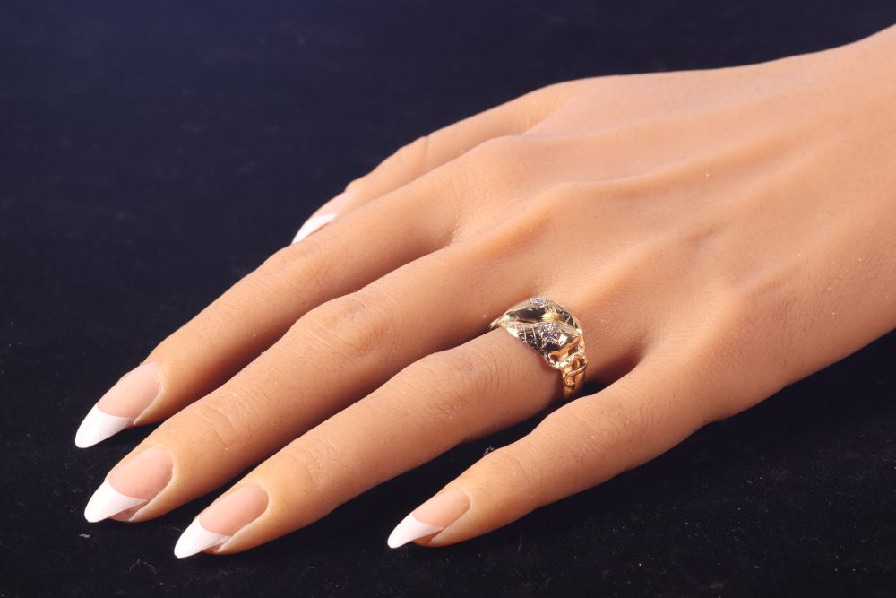 Antique serpent diamond ring in gold.