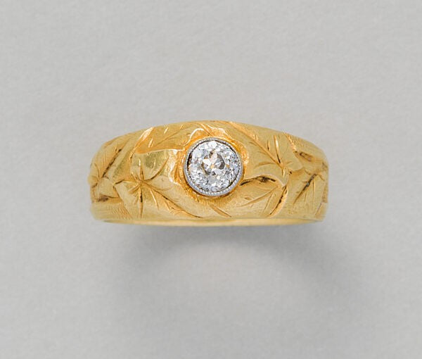 Art Nouveau Diamond Set 18ct Gold Ivy Ring; French 18ct yellow gold ring with engravings of ivy leaves set with a central diamond, Circa 1900-1910