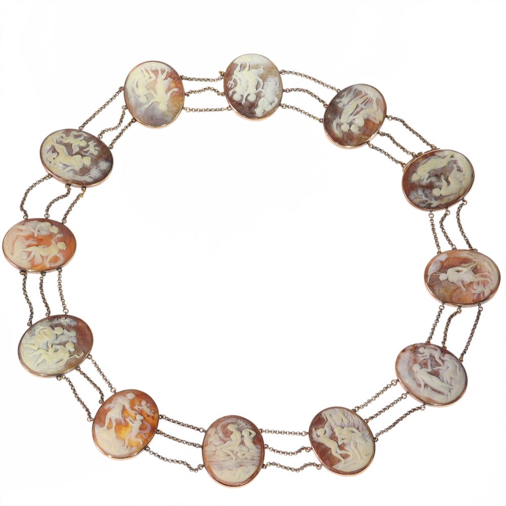 Victorian cameo necklace in gold.