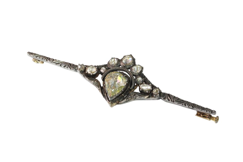 Diamond Bar Brooch In Yellow Gold With Crowned Heart Motif