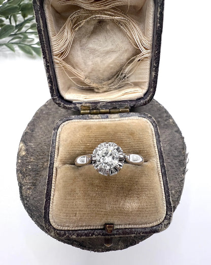 A solitaire round diamond ring in white gold, in an antique ring box