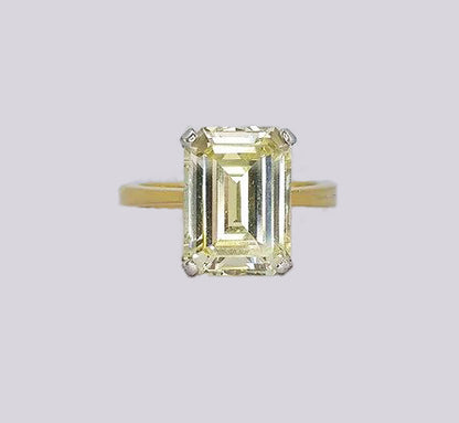 4ct Emerald Cut Diamond Solitaire Engagement Ring; A stunning 4.00 carat emerald- cut diamond solitaire engagement ring. Crafted in 18ct gold. 