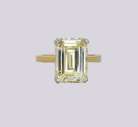 4ct Emerald Cut Diamond Solitaire Engagement Ring; A stunning 4.00 carat emerald- cut diamond solitaire engagement ring. Crafted in 18ct gold. 