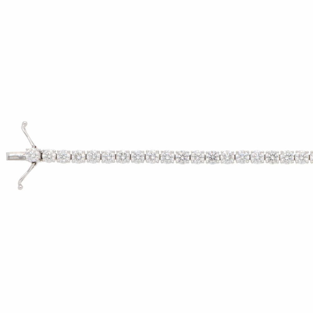 Diamond tennis bracelet in white gold.