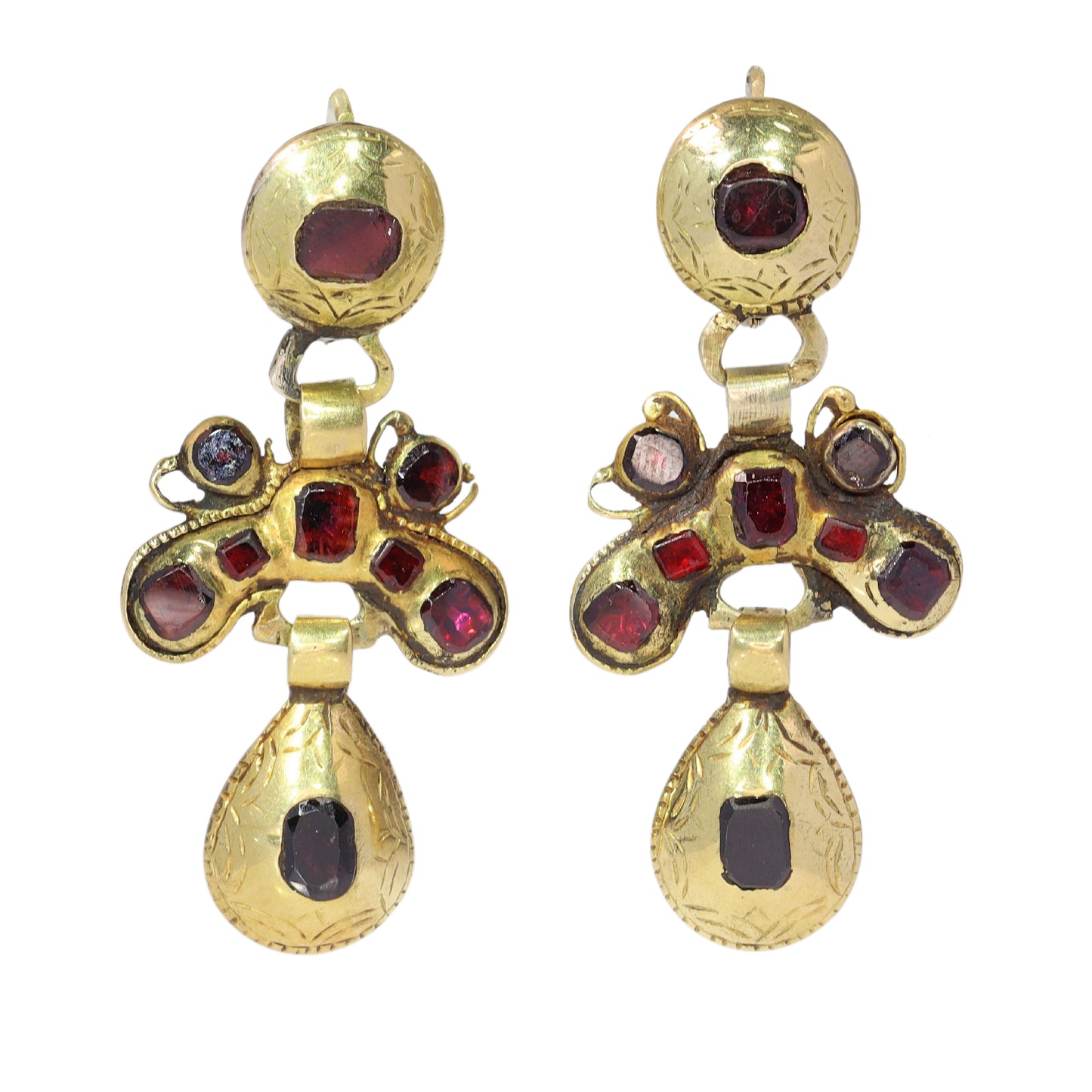 A pair of Iberian drop earrings in yellow gold with garnets