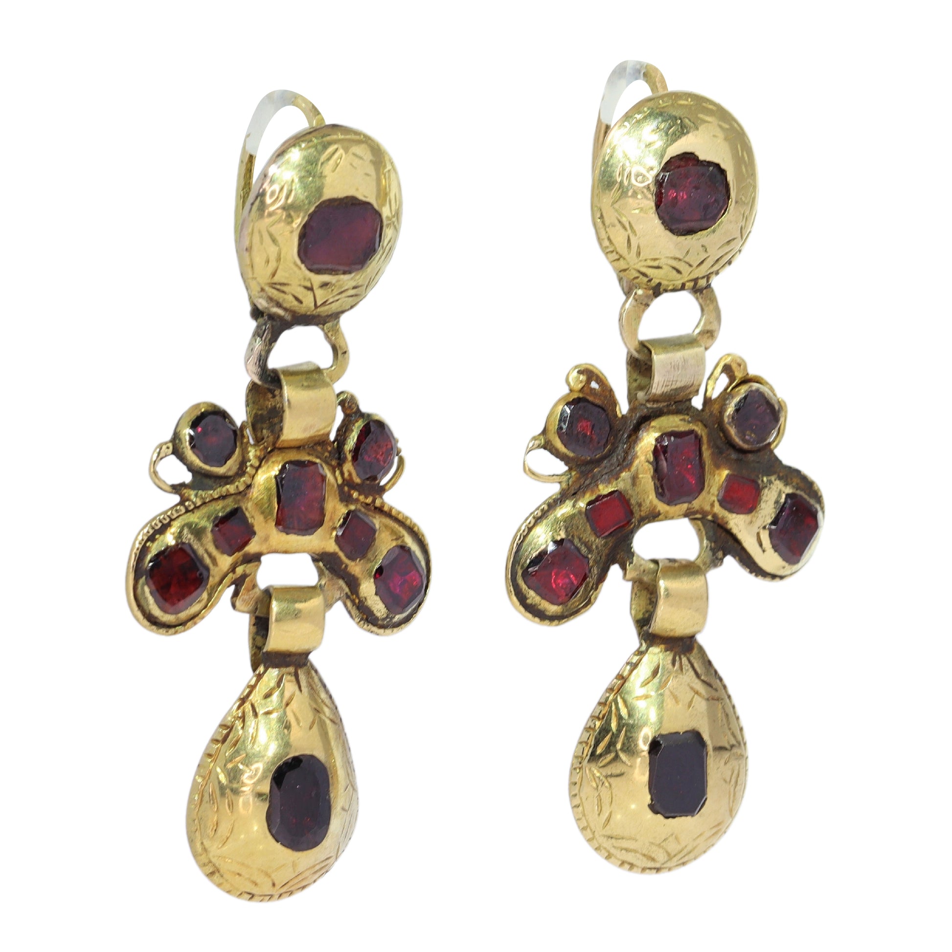 A pair of Iberian drop earrings in yellow gold with garnets