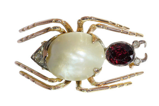 A spider brooch in gold and silver, with a pearl, garnet and diamond body