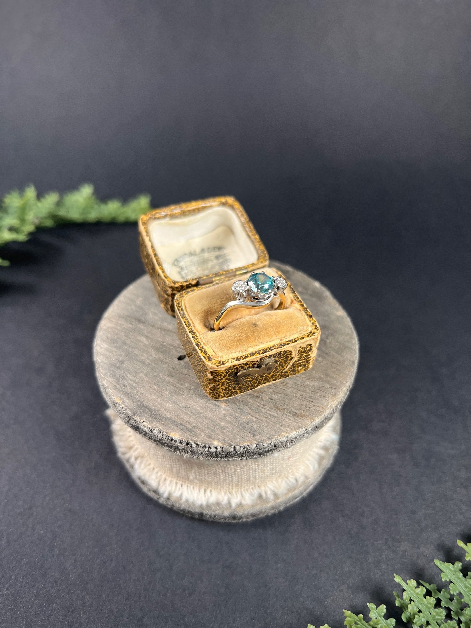 Vintage 18ct Yellow Gold & Platinum, 1980s Three Stone Zircon Diamond Cossover Trilogy Ring