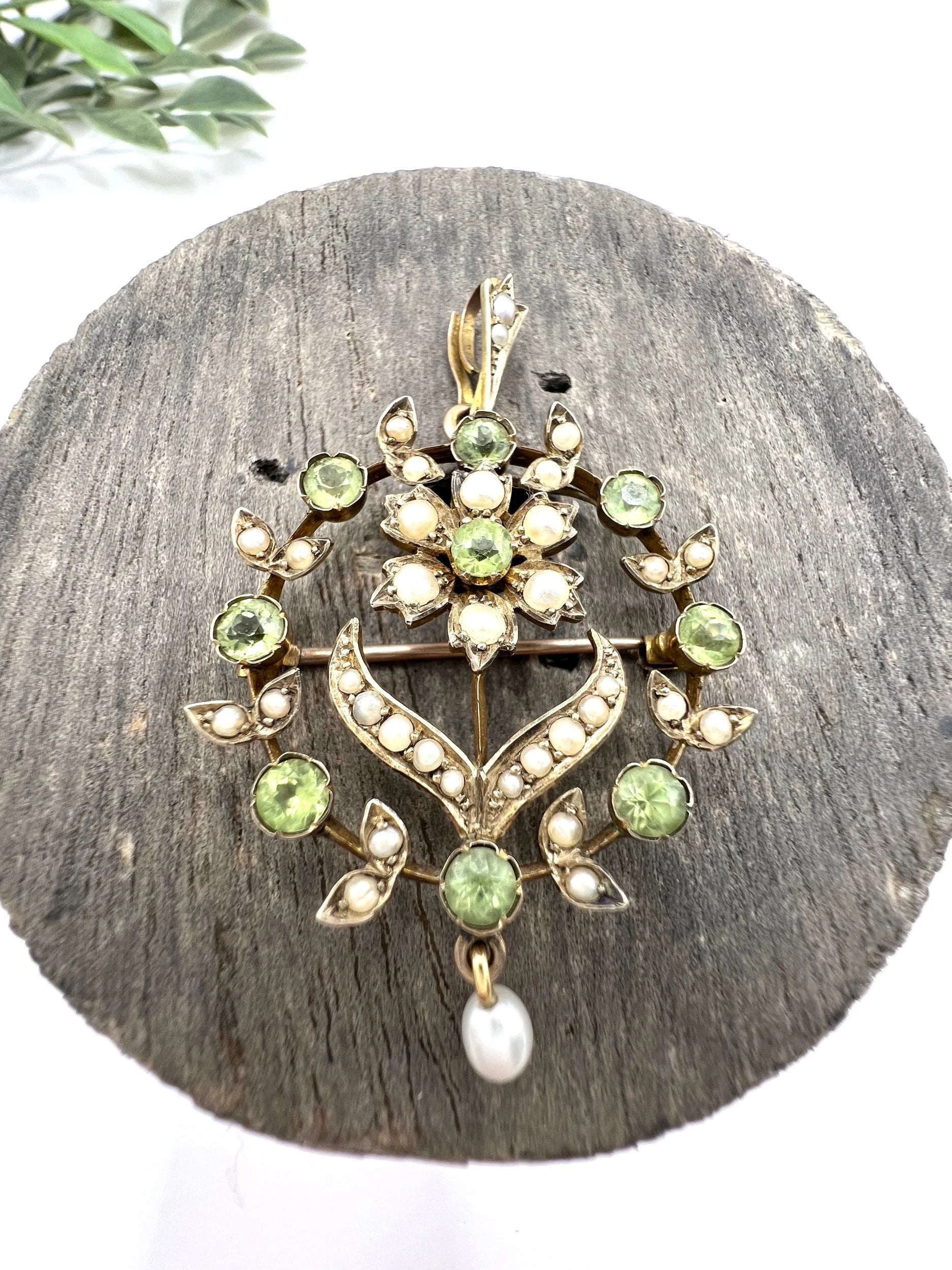 A peridot and pearl floral circle brooch/pendant in yellow gold