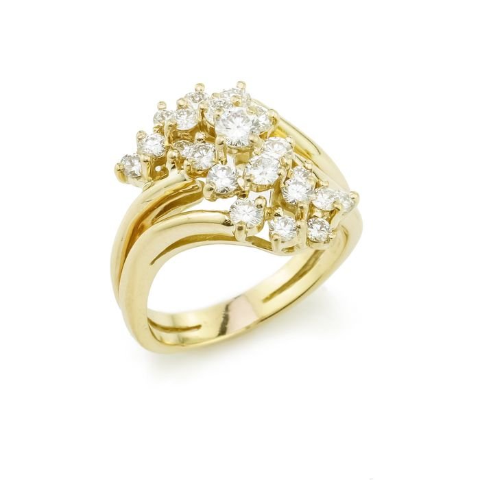 Vintage 1.37ct Diamond Cluster Ring in 18ct Yellow Gold