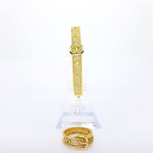 Contemporary Diamond set 18ct Yellow Gold Buckle Bangle and Ring Suite, designed as a belt with buckle, 1.11 carat total, G colour diamonds